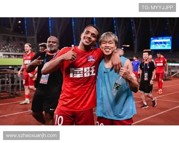 上海海港全力冲击赛季胜利巅峰强强对决点燃足球激情之夜 上海海港全力冲击赛季胜利巅峰强强对决点燃足球激情之夜
